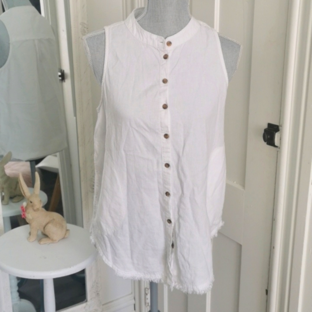 Velvet Heart ♥️ linen rayon blend sleeveless button up blouse. Size small